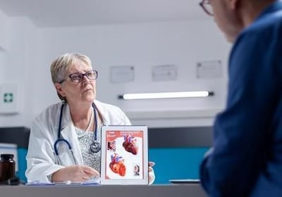 En l&auml;kare f&ouml;rklarar f&ouml;r en man hur det kardiovaskul&auml;ra systemet &auml;r kopplat till erektioner