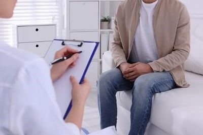 En man som lider av f&ouml;r tidig utl&ouml;sning vid ett behandlingstillf&auml;lle med psykolog.