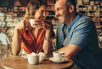 Ett lyckligt och k&auml;rleksfullt par som dricker kaffe.