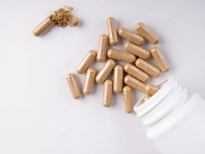 Kapseln mit Maca-Pulver