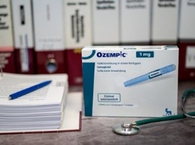 En pakke Ozempic ved siden af et stetoskop og en bunke medicinske dokumenter
