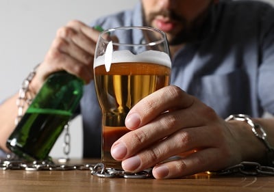 Ein Mann, der durch starken Alkoholkonsum gebunden ist