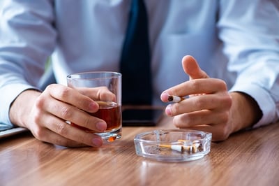 Ein Mann, der unter Alkohol- und Nikotinmissbrauch leidet